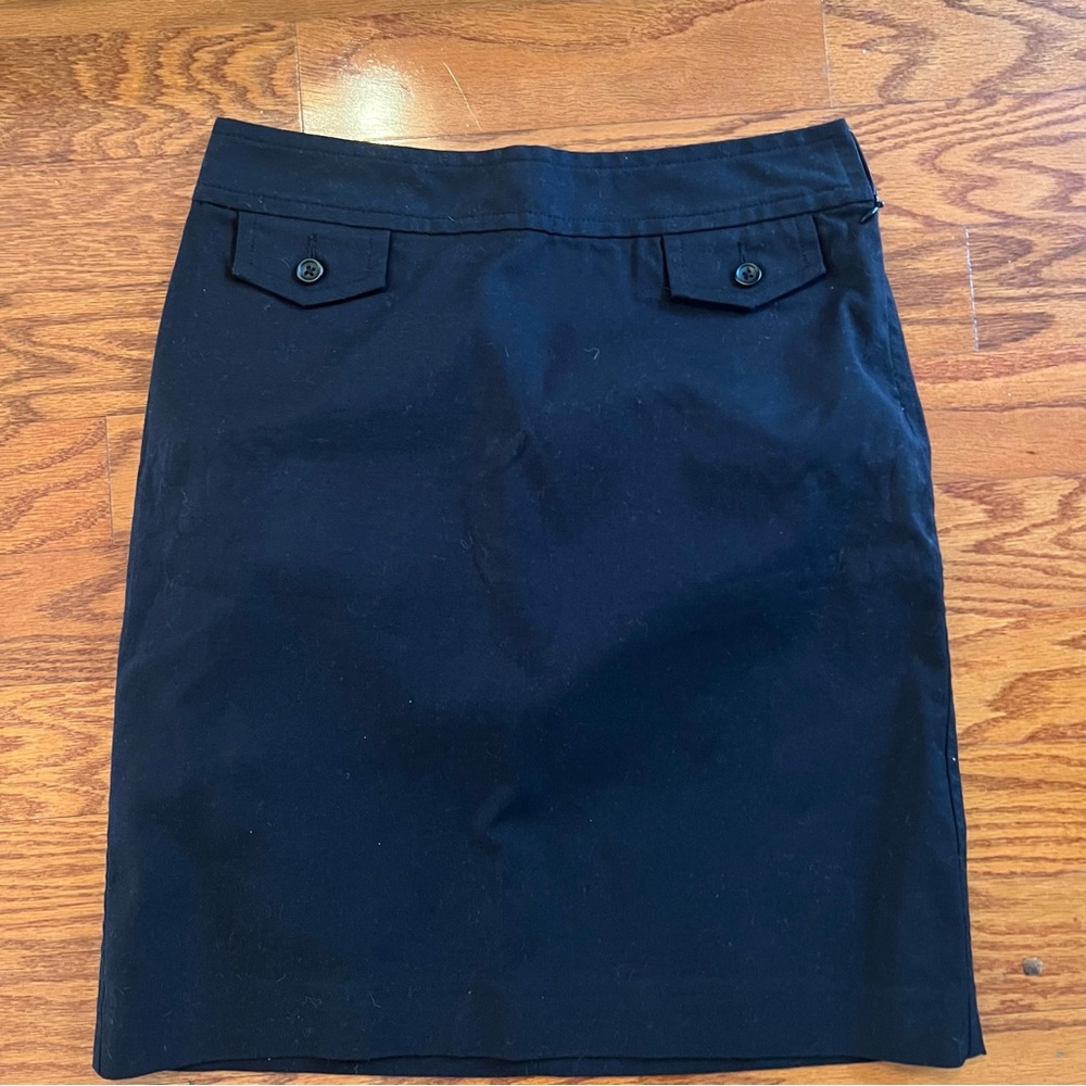 Banana Republic Factory womans size 4 black skirt with side zipper.